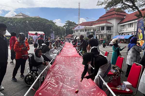 Proses membatik ciprat oleh 500 difabel Malang Raya. (bim) - 500 Difabel Kota Malang Pecahkan Rekor MURI Membatik Ciprat