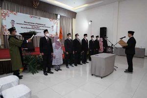 Proses pelantikan anggota Panwaslucam Batu, oleh Ketua Bawaslu Kota Batu. (ist) - Ini Tugas Panwaslucam se-Batu Usai dilantik Semalam