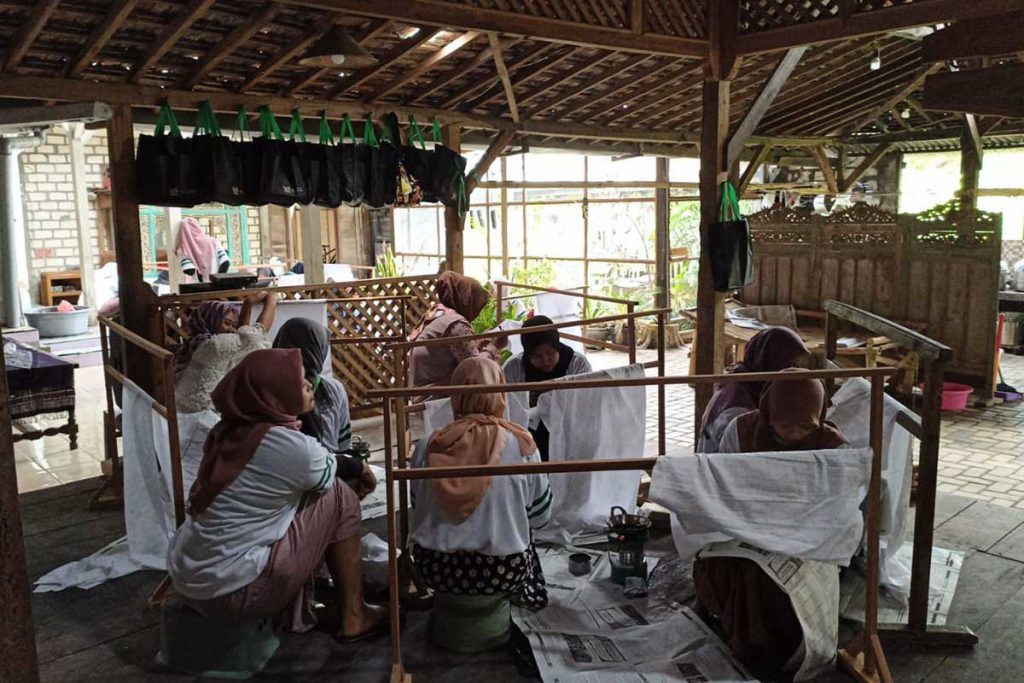 Proses pelatihan oleh Bengkel Batik Malang. (ist) - Wadahi Minat Membatik, Bengkel Batik Malang Tawarkan Produk Hingga Jasa