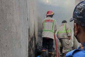 Proses pemadaman kebakaran di lokasi kejadian. (ist) - Akibat Konsleting Listrik Dua Bangunan di Kabupaten Malang Terbakar