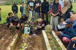 Proses pemakaman Reyvano Dwi Afriansyah. (ist) - Duka Mendalam Selimuti Keluarga Reyvano Dwi Afriansyah