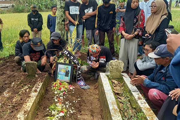 Proses pemakaman Reyvano Dwi Afriansyah. (ist) - Duka Mendalam Selimuti Keluarga Reyvano Dwi Afriansyah