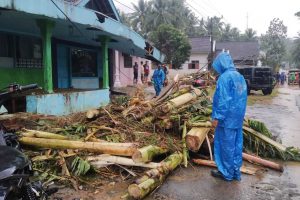 proses pembersihan rumah yarno seusai di terjang banjir