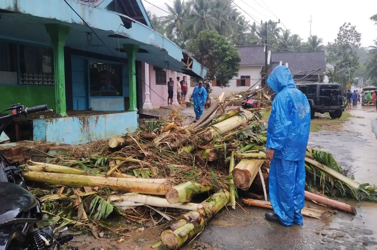 proses pembersihan rumah yarno seusai di terjang banjir