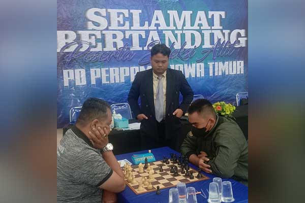 Pungky, Pimpinan Pertandingan ketika mengamati jalannya seleksi Catur. (ful) - Khoirul Hasyim: Empat Atlet Catur Perpamsi akan Dikirim ke Medan