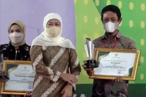 rasmidi petani bojonegoro raih penghargaan krenotek tani