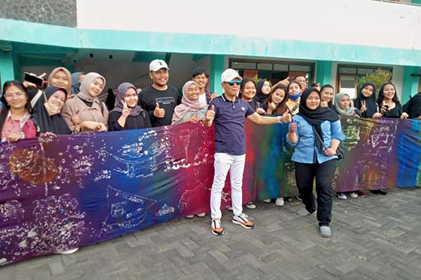 Demi Rekor MURI, 257 Mahasiswa PMM IBU Malang Membatik Ciprat dan Jumput 76 Meter 1 Rektor IKIP Budi Utomo bersama 257 mahasiswa PMM dengan hasil batik jumput. (rhd) - Demi Rekor MURI, 257 Mahasiswa PMM IBU Malang Membatik Ciprat dan Jumput 76 Meter