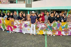 Rektor IKIP Budi Utomo bersama 257 mahasiswa PMM usai membatik ciprat. (rhd) - Demi Rekor MURI, 257 Mahasiswa PMM IBU Malang Membatik Ciprat dan Jumput 76 Meter