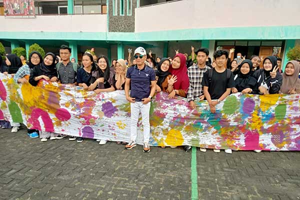 Rektor IKIP Budi Utomo bersama 257 mahasiswa PMM usai membatik ciprat. (rhd) - Demi Rekor MURI, 257 Mahasiswa PMM IBU Malang Membatik Ciprat dan Jumput 76 Meter
