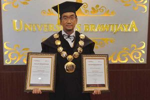 Rektor UB, Prof Widodo, menunjukkan dua penghargaan Anugerah Humas Indonesia 2022. (ist) - UB Sabet Pemimpin Terpopuler dan Institusi Terpopuler Media Digital AHI 2022