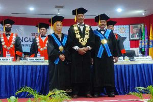 Rektor UMM (tengah) diapit kedua guru besar baru FKIP. (rhd) - UMM Kukuhkan Guru Besar Prof Dwi Priyo Utomo dan Prof Rr Eko Susetyarini