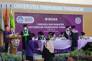 Rektor Unitri wisudawan periode 40, dilaksanakan secara offline dua hari. (rhd) - Unitri Lepas 878 Wisudawan Periode 40, Dilaksanakan Offline Dua Hari