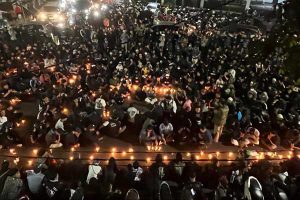 Ribuan Aremania Kota Malang lakukan doa bersama dan nyalakan lilin. (bim) - Ribuan Aremania Kota Malang Nyalakan Lilin Doa Korban Kanjuruhan