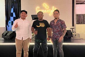 Road Manager J83 Entertainment, Andrew Nababan dan assistant Manager Kidnep Flanella. (bim) - Rilis Mini Album, Kidnep Flanella Bakal Tampil dengan Nuansa Baru