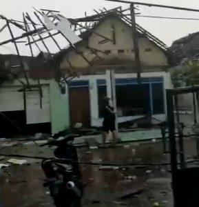 rumah rusak akibat terjangan angin puting beliung