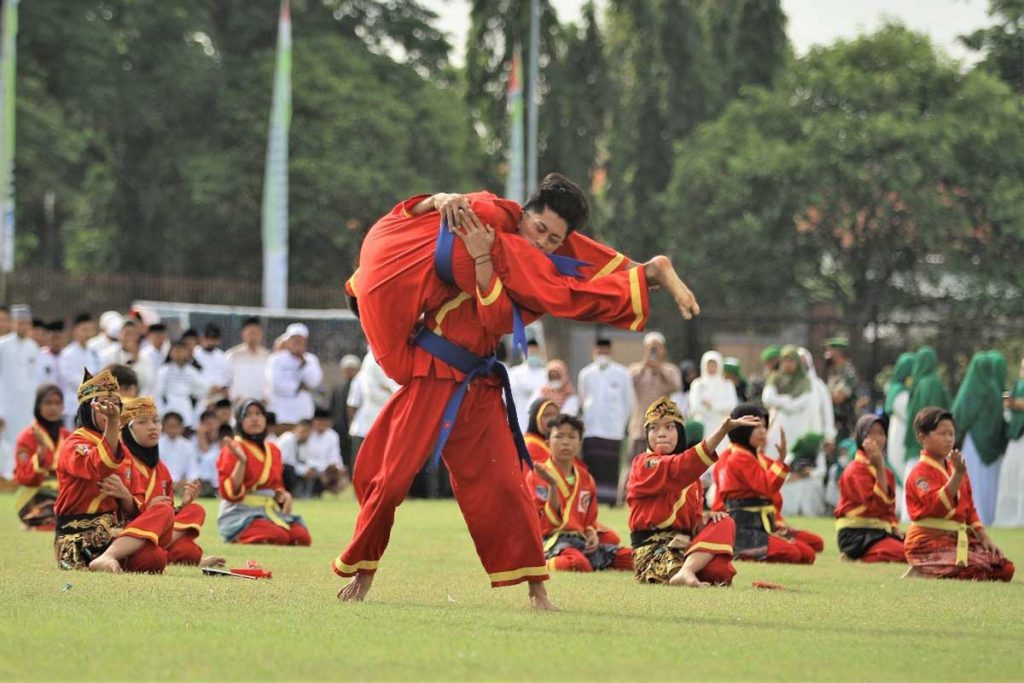 Salah satu penampilan seni atraksi pencak silat dari Tapak Suci Putra Muhammadiyah. (ist) - Ribuan Santri Ikuti Upacara HSN di Stadion Bayuangga