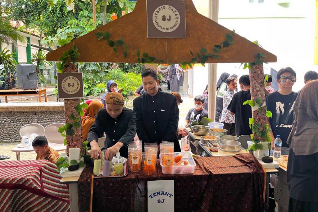 Salah satu stan Hybrid Bazar MTsN 1 Kota Malang, yang dikelola siswa pria. (bim) - Tumbuhkan Jiwa Entrepreneur, MTsN 1 Kota Malang Gelar Hybrid Bazar