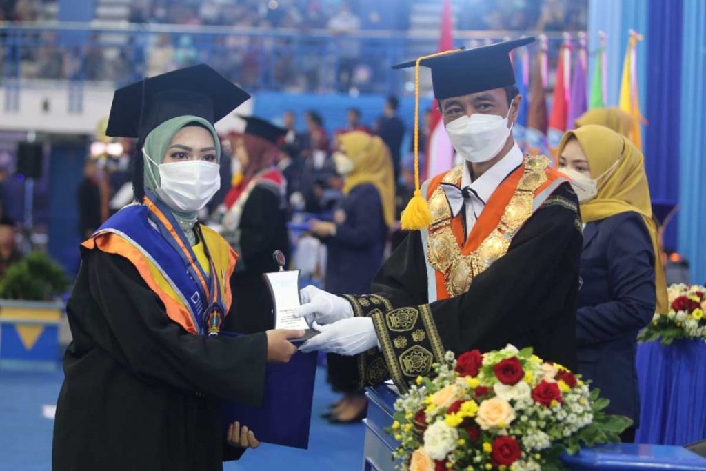 Salah satu wisudawan terbaik Polinema Tahap II tahun 2022. (ist) - Polinema Berikan Tiga Produk Ijazah Format Hybrid Bagi Lulusan TA 2021/2022 - Ijazah Fisik dengan tanda tangan elektronik, Ijazah Digital, dan Legalisir Digital