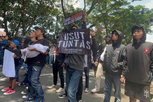 sampaikan beberapa poin tuntutan aremania gelar aksi di depan kantor kejari kota malang