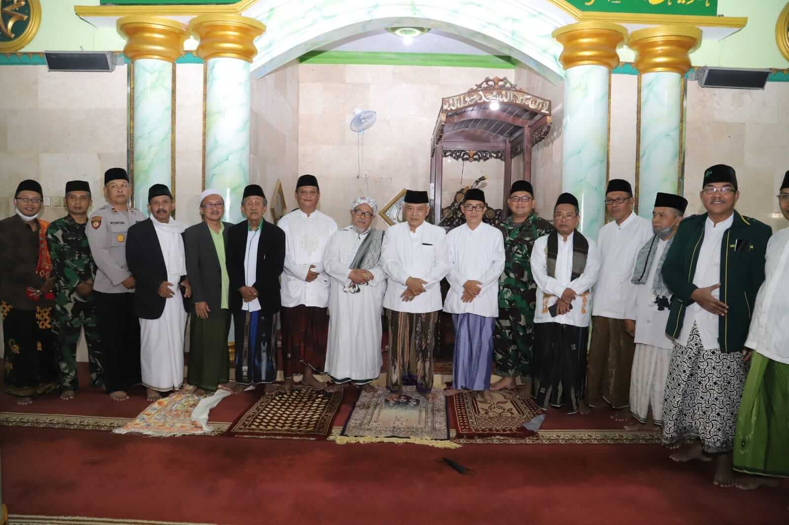 sanusi dan juga kepala desa dan camat setelah sholat subuh keliling