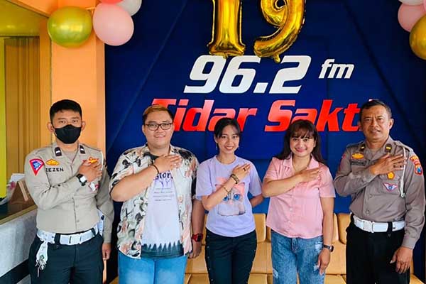 Satlantas Polres Batu memberikan Informasi Hukum seputar Operasi Zebra di Tidar Sakfi. (dik) - 19 Tahun Radio Tidar Sakti Hadirkan Hiburan dan Informasi Hukum
