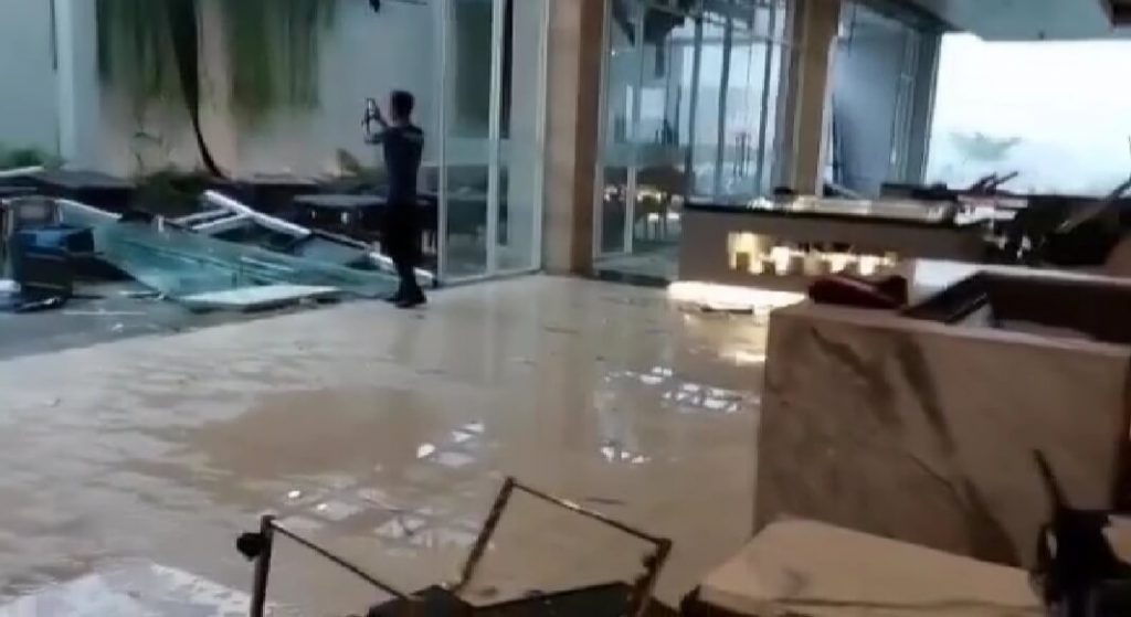 sebagian bangunan hotel aston diterjang angin putih beliung