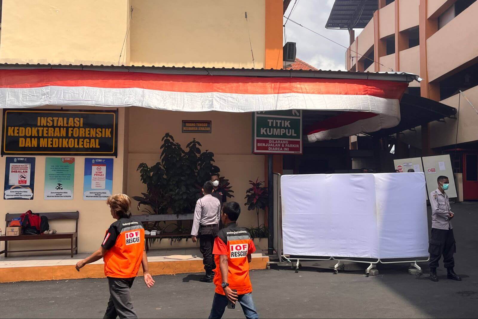 sejumlah petugas sedang bersiaga di sekitar instalansi forensik rssa malang.