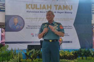 Sesjen Wantannas, Lasdya TNI Dr Ir Harjo Susmoro, SSos SH MH MTrOpsla, menyampaikan materi wawasan kebangsaan. (rhd) - Melalui Wasbang, Sesjen Wantannas Dorong Maba Polinema Jadi Generasi Unggul