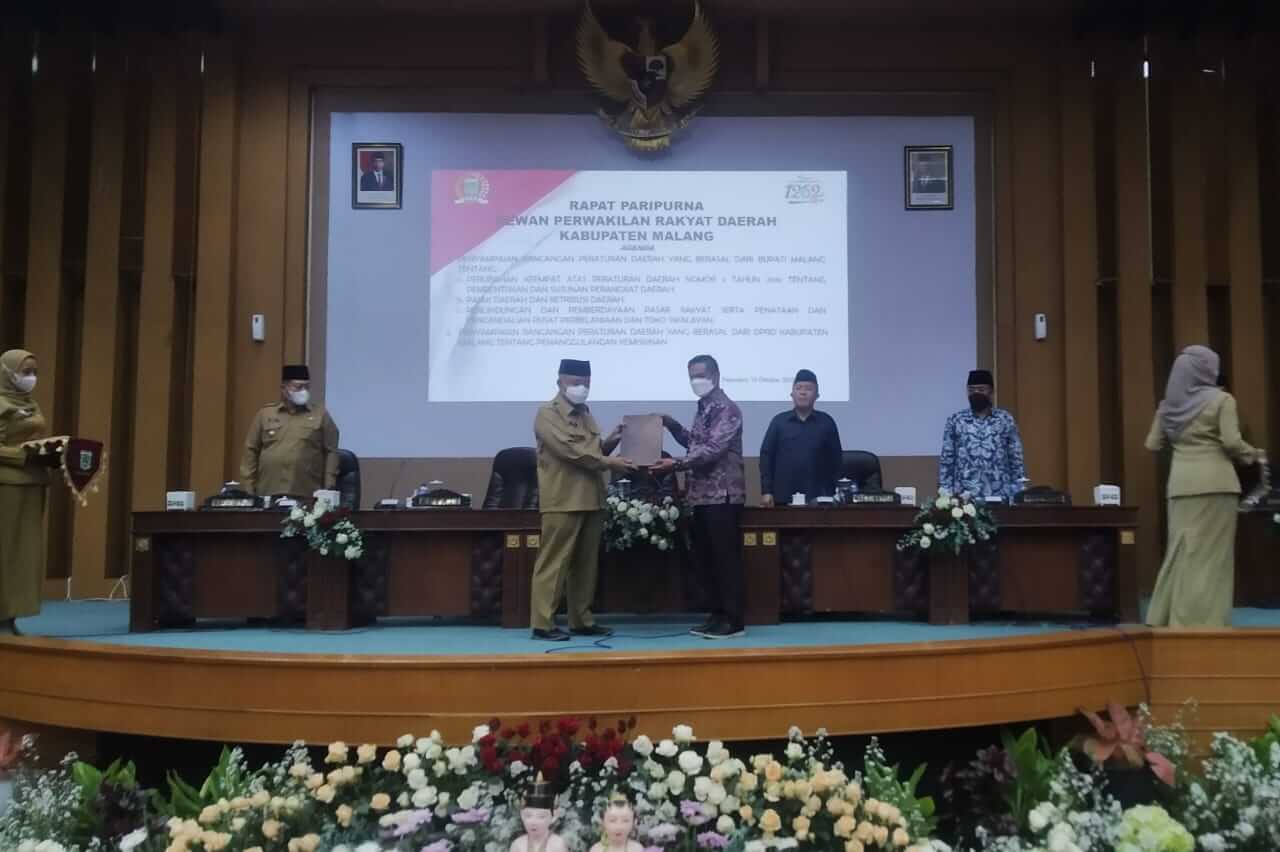 sidang paripurna di gedung dprd kabupaten malang. ws6