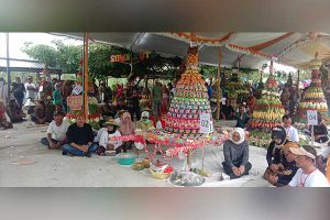 Wakil Bupati Sumrambah dan Anggota DPR RI Sadarestuwati saat menghadiri Sedekah Desa. (ful) - Sumrambah: Sedekah Desa Tumbuhkan Kreatifitas dan Tradisi Desa Bernilai Adiluhung
