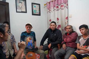 TGIPF saat mengunjungi korban Tragedi Kanjuruhan. (ist) - Kunjungi Korban, TGIPF: Mata Korban Alami Pendarahan Sebab Gas Air Mata