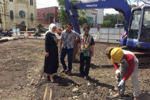 thcb dan bidang kebudayaan disdikbud kota malang saat meninjau penemuan rel kereta api di zona tiga kayutangan. 1 1 1