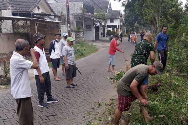 TNI-Rakyat karya bakti bersihkan lingkungan Madyopuro. (ist) - Manunggal TNI-Rakyat Karya Bakti Bersihkan Lingkungan Madyopuro