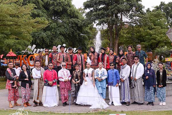 Talent model dari Gekrafs Kota Batu. (ist) - Batik Street Fashion Peringati Hari Batik Nasional di Batu