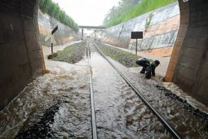tanah longsor tutupi jalur ka hingga perjalan terganggu