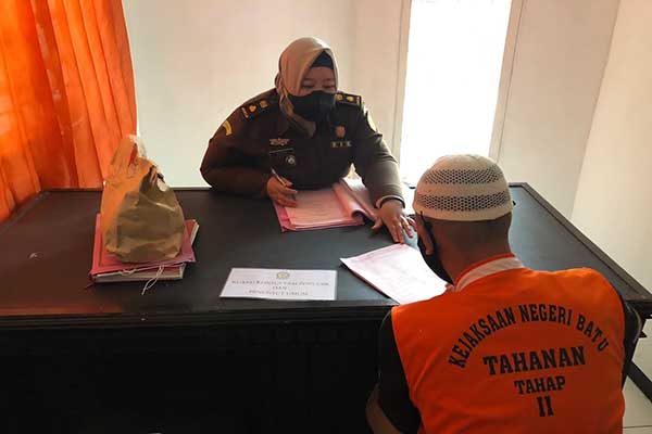 Tersangka FRH sedang bersama JPU dari Kejari Batu. (ist) - Tersangka Kasus Persetubuhan Anak Telah Diserahkan Polres Batu ke Kejari