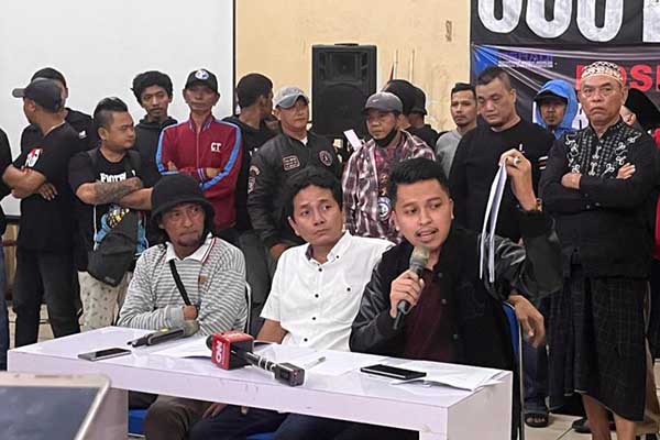 Tim Hukum TGA, saat menunjukkan bukti rekam medis salah satu korban. (bim) - Tim Hukum TGA Desak Pihak Berwajib Autopsi Korban Tragedi Kanjuruhan
