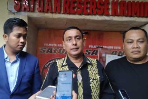 Tim pengacara, Azam Khan, bersama Danny Agung Prasetyo, usai laporan ke Polresta Malang Kota. (ws6) - Aremania Laporkan Ade Armando, Buntut Sebut Arogansi Suporter Picu Tragedi Kanjuruhan