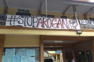 tulisan berisi tuntutan para siswa sman 1 turen.