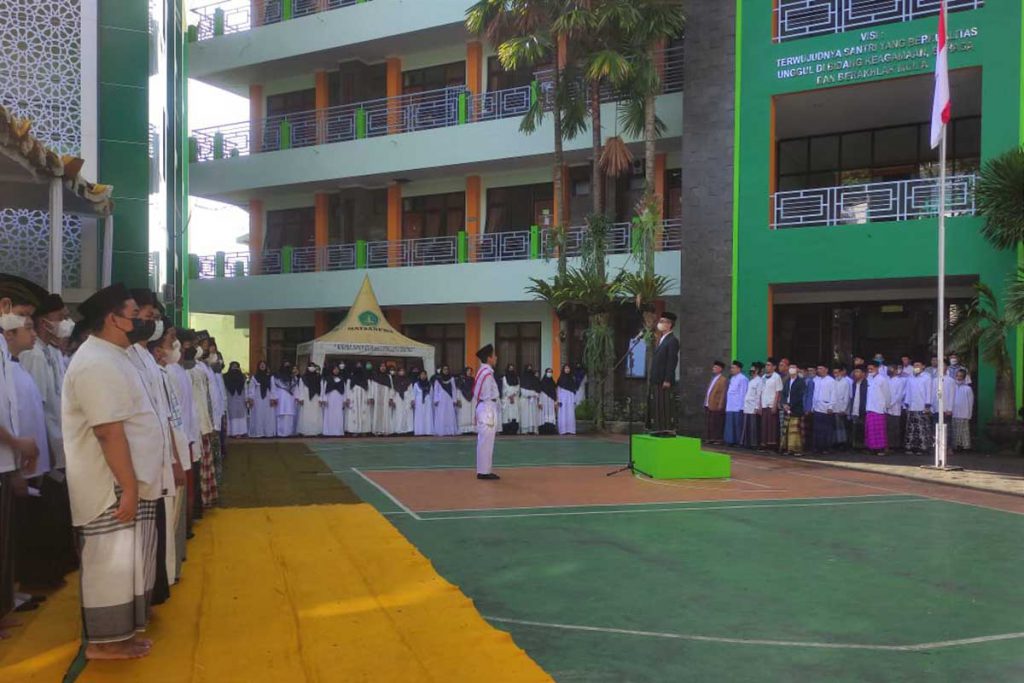 Upacara Hari Santri Nasional di MTsN 1 Kota Malang. (rhd) - Peringati HSN, MTsN 1 Kota Malang Launching Presenter-Reporter Madrasah Actual News - Dikemas serangkaian upacara HSN dan peringatan Maulid Nabi Muhammad SAW