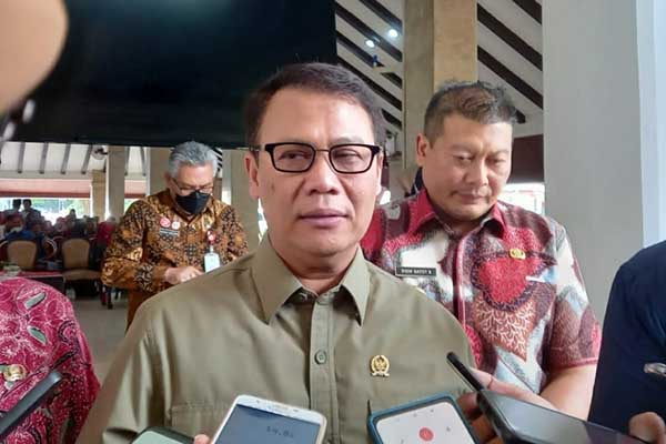 Wakil Ketua MPR RI, Ahmad Basarah saat diwawancarai awak media. (ist) - Tak Hanya Penyelesaian Hukum, Ahmad Basarah Minta Evaluasi Menyeluruh Pertandingan