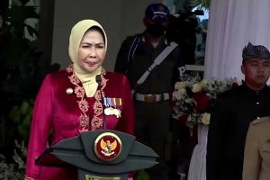 Wali Kota Batu Dewanti Rumpoko, bertindak sebagai Inspektur Upacara. (ist) -