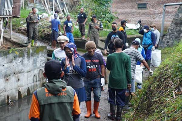 Wali Kota Batu Dewanti Rumpoko ikut program Sabers Pungli. (ist) - Sabers Pungli, Wali Kota Batu Dukung Kali Tematik