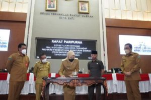 wali kota batu dewanti rumpoko menandatangani persetujuan program propemperda ta 2023.