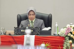 wali kota batu dewanti rumpoko saat menghadiri rapat paripurna dprd