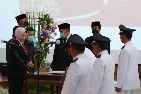 Wali Kota Batu Lantik Kades terpilih. (ist) - Lantik Lima Kades Terpilih, Wali Kota Batu: Jadilah Kades Amanah