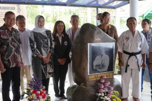 wali kota batu berfoto dengan keluarga tokoh karate kyokushinkai karate do indonesia di depan makam 8 pahlawan cinta kasih.