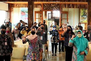 Wali Kota Batu bersama Kadisparta saat pembukaan pelatihan digitalisasi. (ist) - Tingkatkan Branding dan Pemasaran, Disparta Batu Gelar Pelatihan Digitalisasi