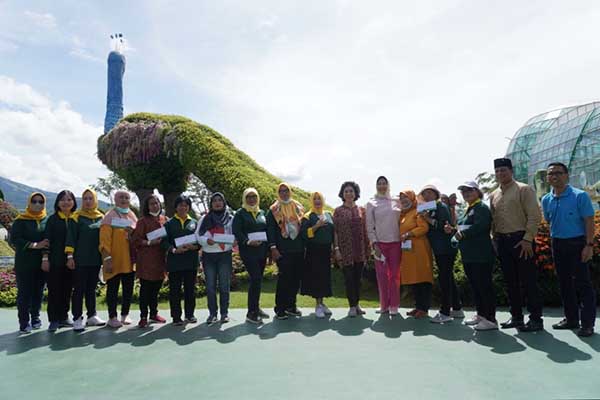 Wali Kota Batu bersama Relawan Paliatif Kota Batu. (ist) - Pemkot Batu Terus Dukung Aksi Sosial Relawan Paliatif