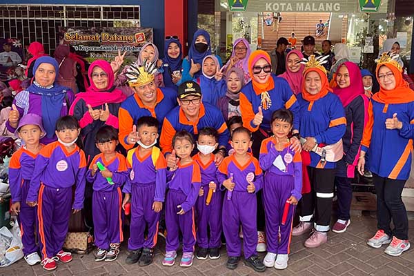 Wali Kota Malang, Sutiaji, bersama dengan Bunda Paud Kota Malang, Widayati Sutiaji saat foto bersama anak-anak Kota Malang. (bim)